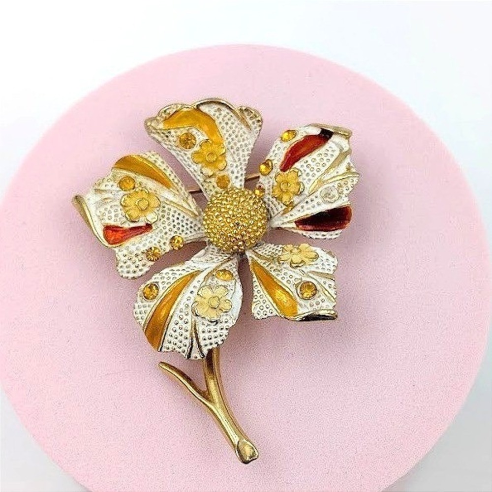 Vintage BSK White Enamel Flower Brooch Gold‎ Tone Yellow Rhinestone Botanical
